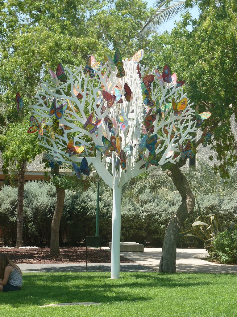 At plastic tree at the Agriculture faculty, Rehovot, Нэс-Циона