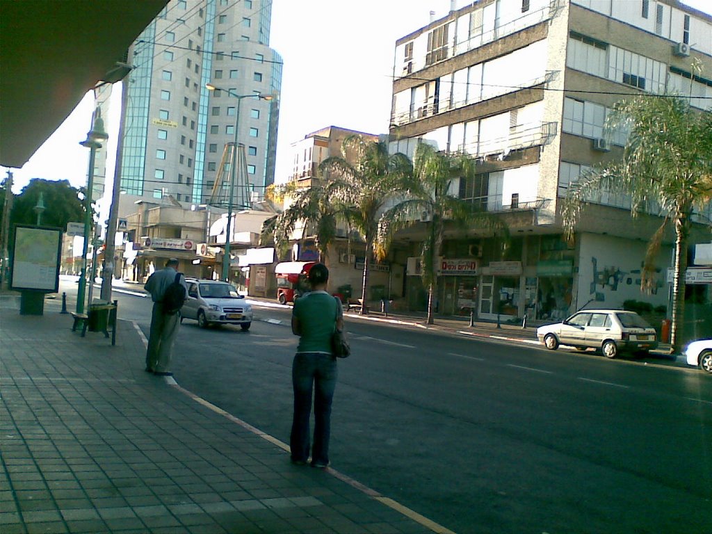 Histadrut street at 6:30 in the morning, Пэтах-Тиква