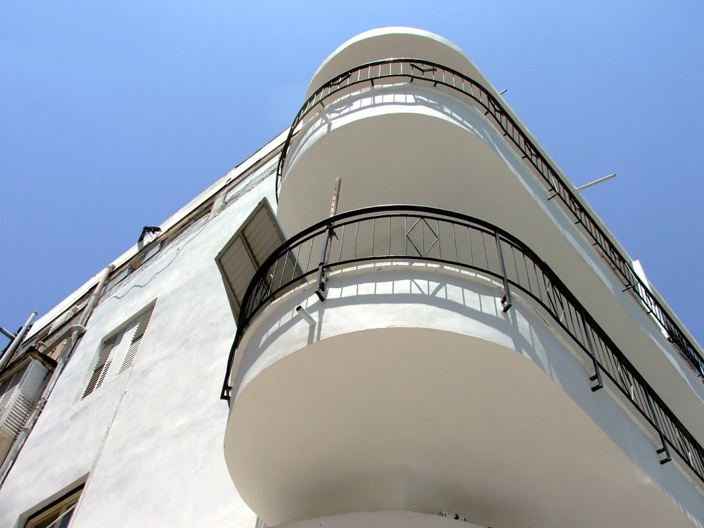 Bauhaus style building, Пэтах-Тиква