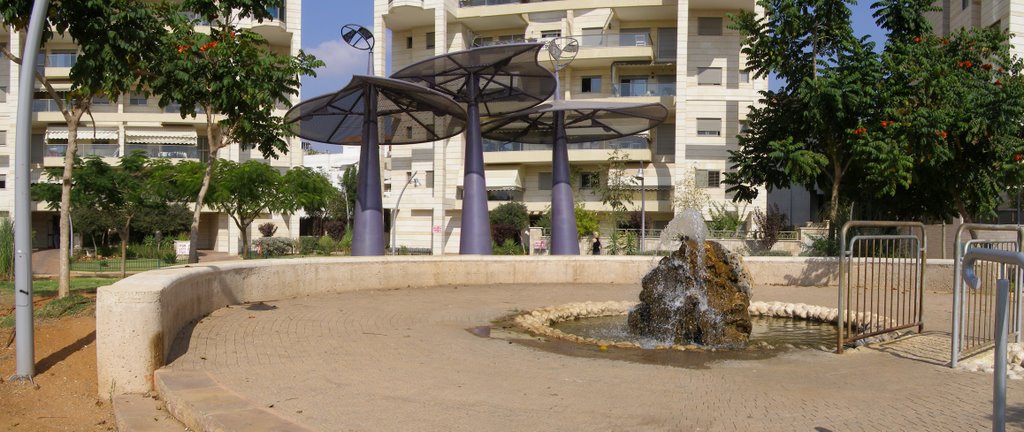 Fountain near houses, Пэтах-Тиква