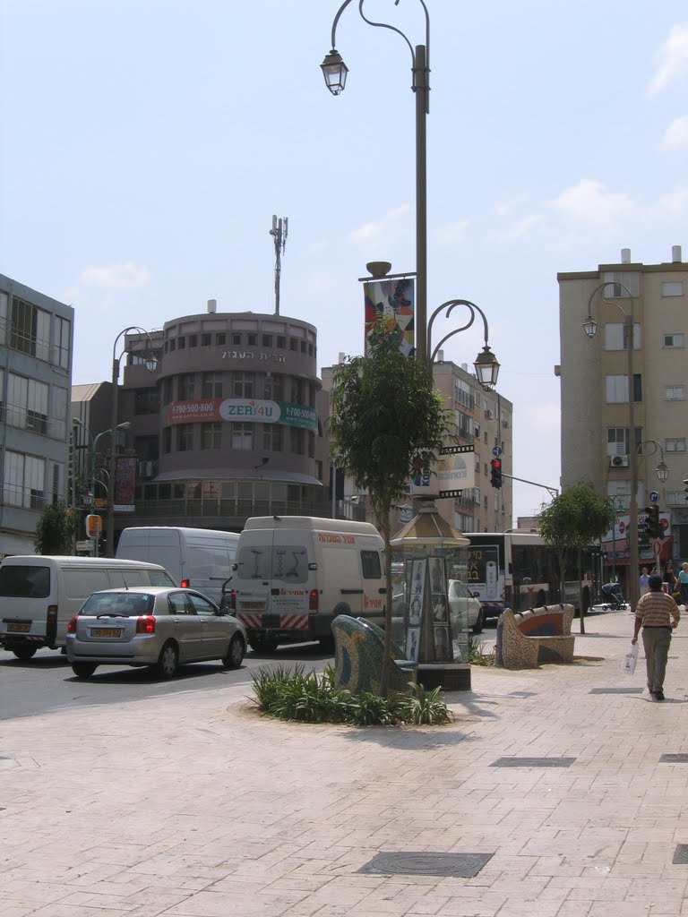 Petah-Tikva. Haim Ozer St. Red traffic light opposite Beit Rubanenko, Пэтах-Тиква