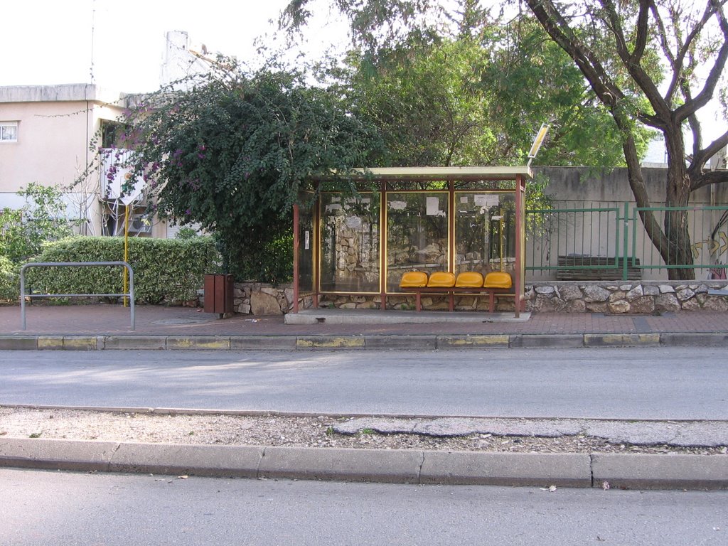 תחנת אוטובוס במורד הגיא, Кармиэль