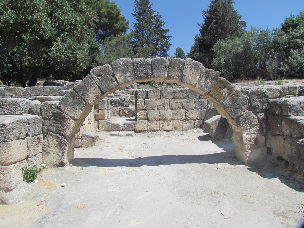 שרידי בית הכנסת בבית שערים, Кирьят-Тивон