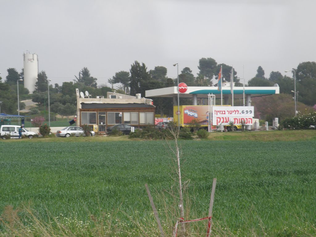 Delek gas station, at the northern exit of Naharyia, Нагария