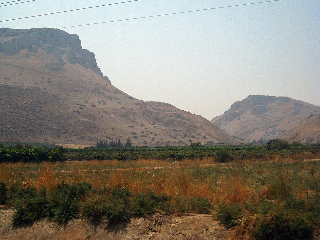 Mt. Arbel and Mt. Nitai, Мигдаль аЭмек