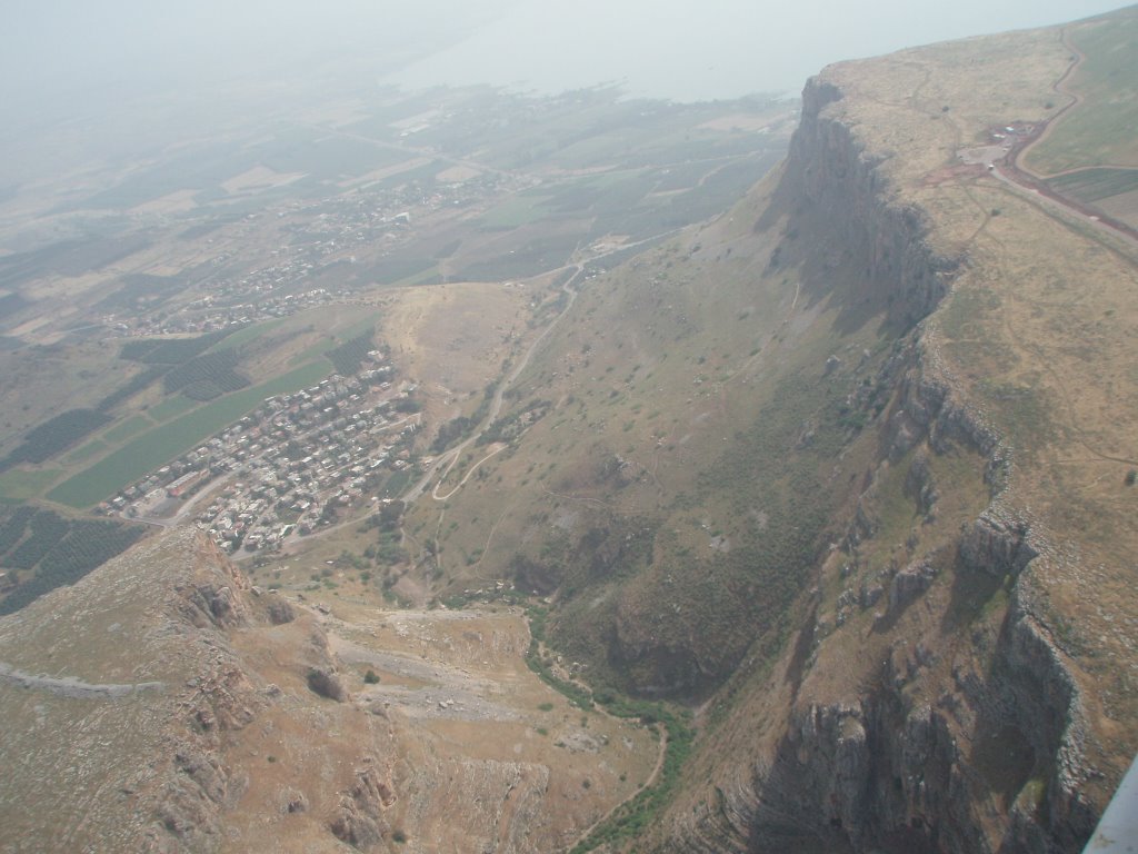 Flying low over the Arbel Mountain, Мигдаль аЭмек