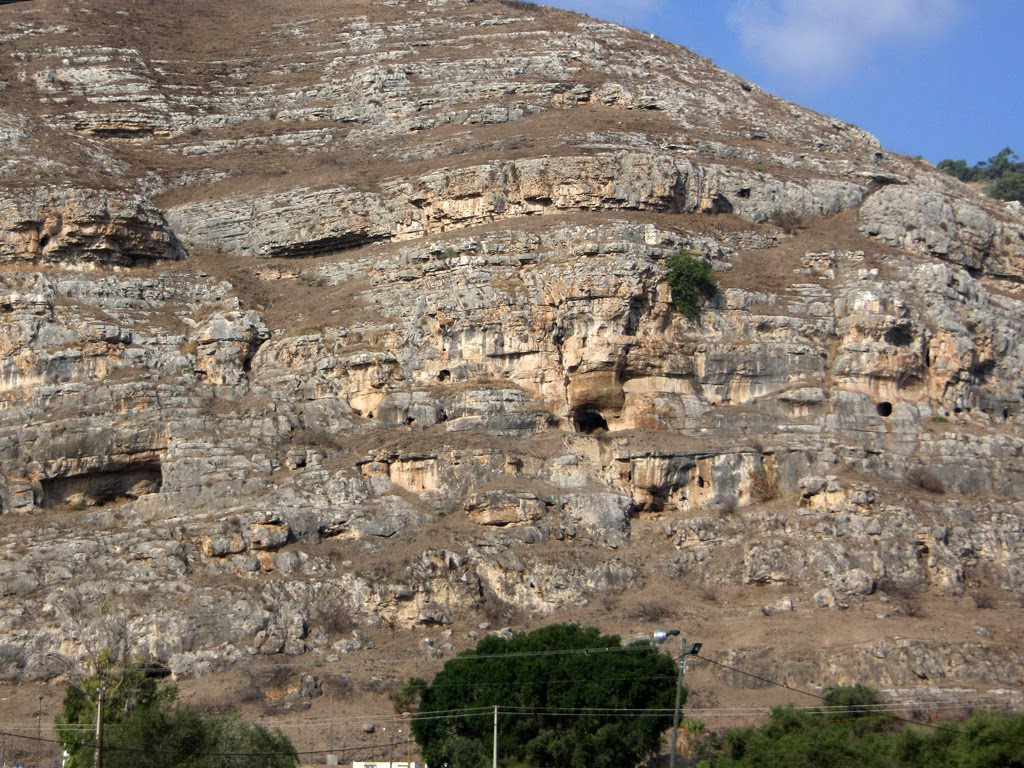 Caves on Mount Arbel, Мигдаль аЭмек