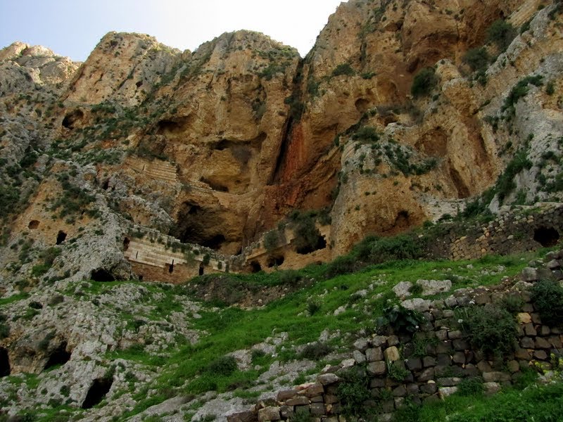 The fortress and caves on the cliff of Mt. ARBEL - המבצר והמערות במצוק הר ארבל, Мигдаль аЭмек