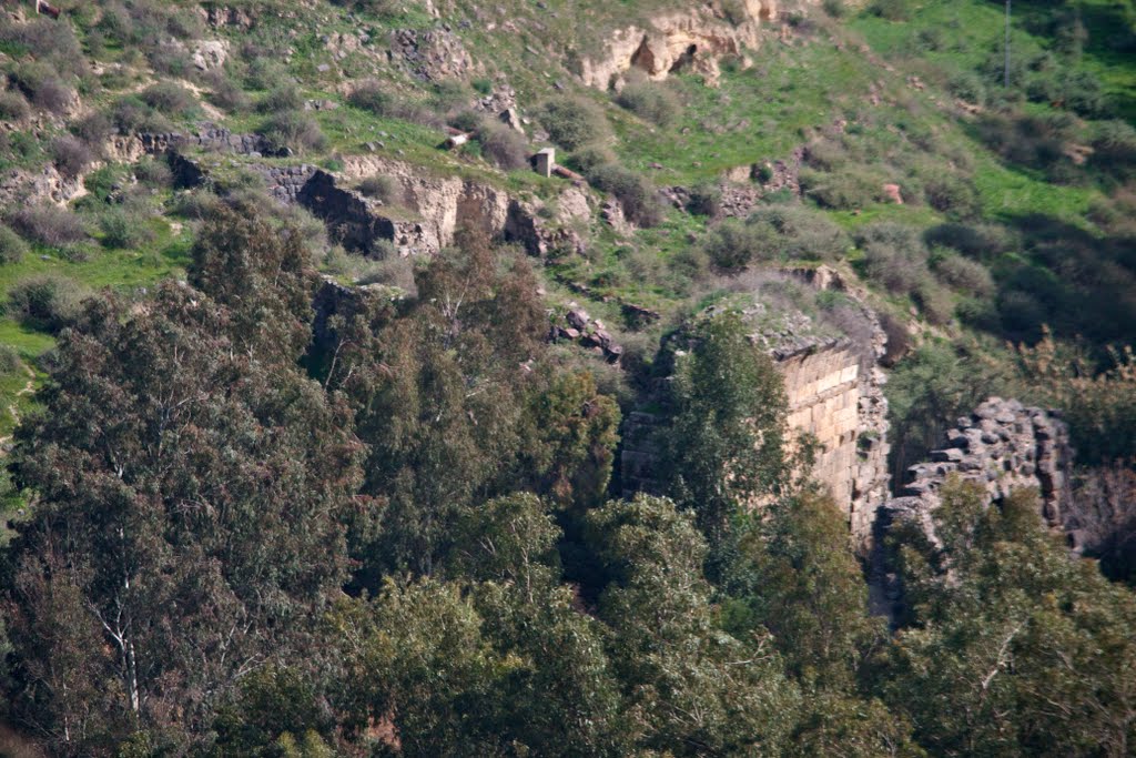 Judean ruins along hiking trail, Gamla, Golan Heights, Кацрин