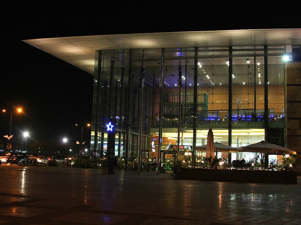 The Seven Stars Mall at night, Герцелия