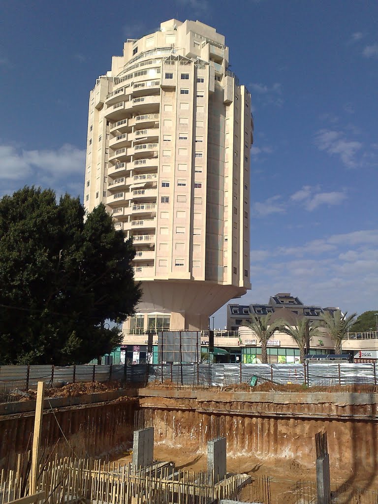 Tzamarot tower viewed from the South before new highrise will obstruct view; Jan 2010, Герцелия