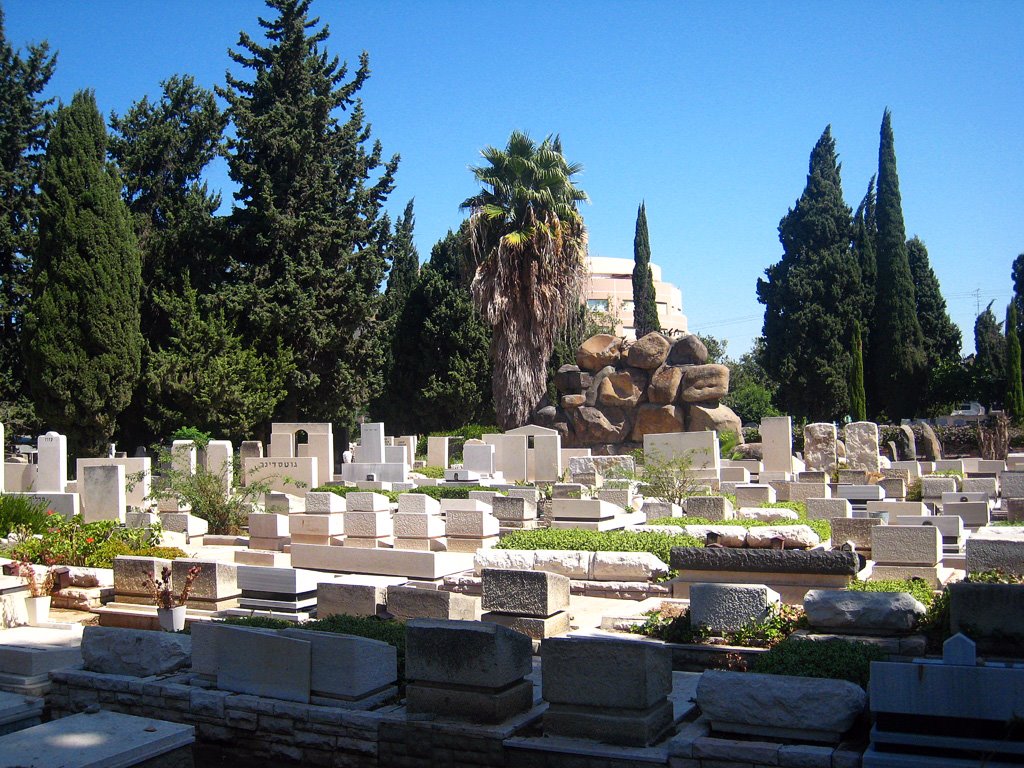 Nahalat Yitzhak cemetery, Гиватаим