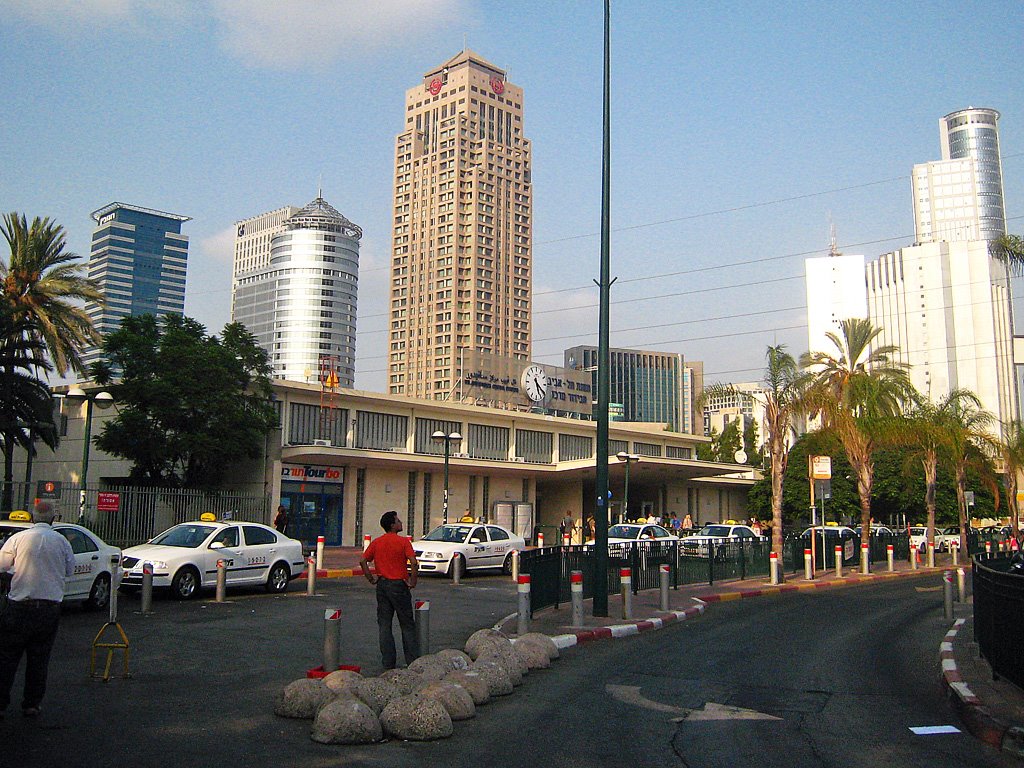 Tel Aviv Savidor Train Station entrance, Тель-Авив