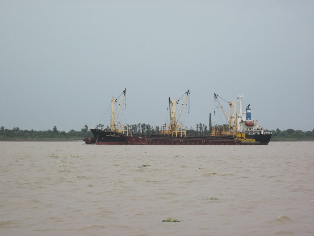 a yellow ship in hugli, Бхатпара