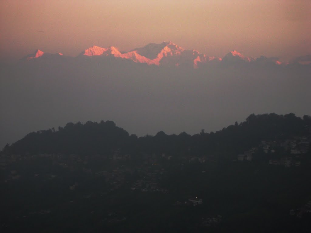 Kanchenjungha as seen from Gandhi Road at early morning during last week of September, Даржилинг