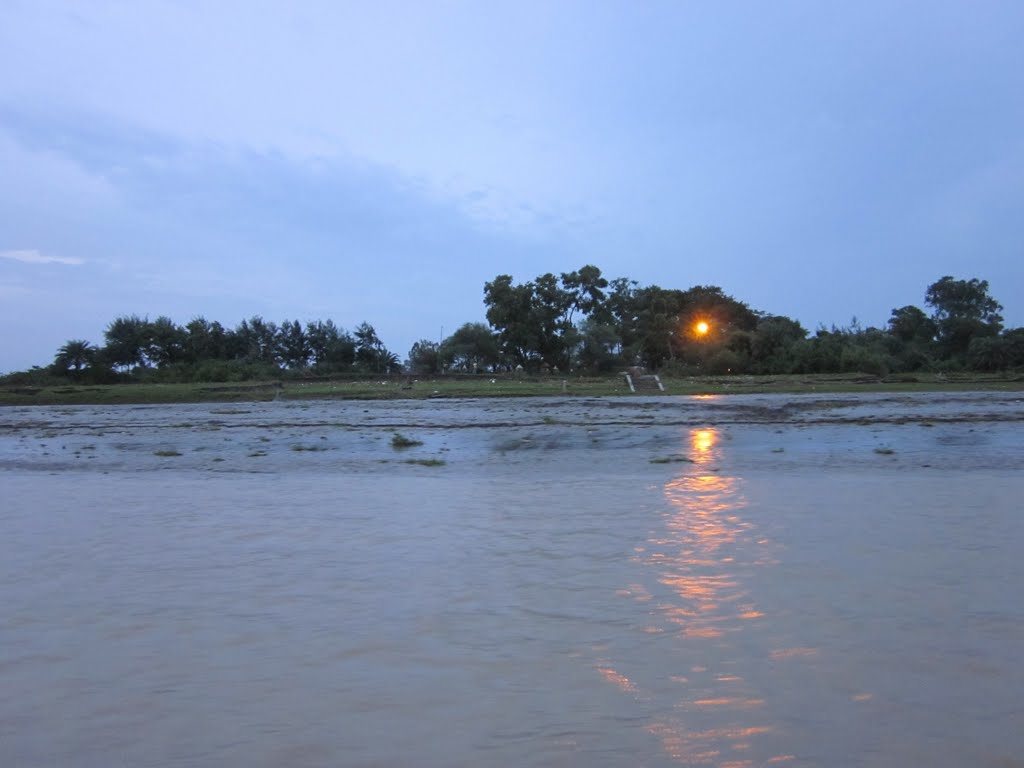 reflection of light in river hugli, Наихати