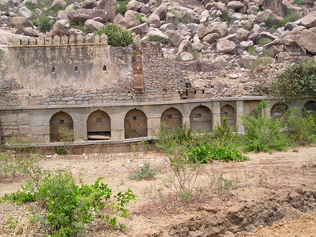 small fort at Hema Gudda, 12 Kms from Gangavathi., Бияпур