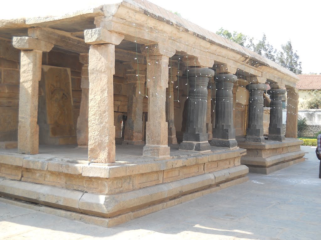 Black columns in the Kolaramma temple., Колар Голд Филдс