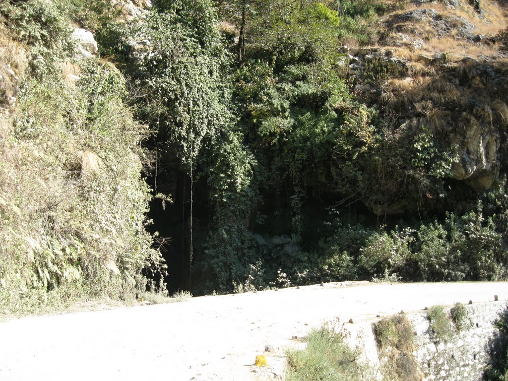 natural caved trench beside road near Adi badri, Дехра Дун