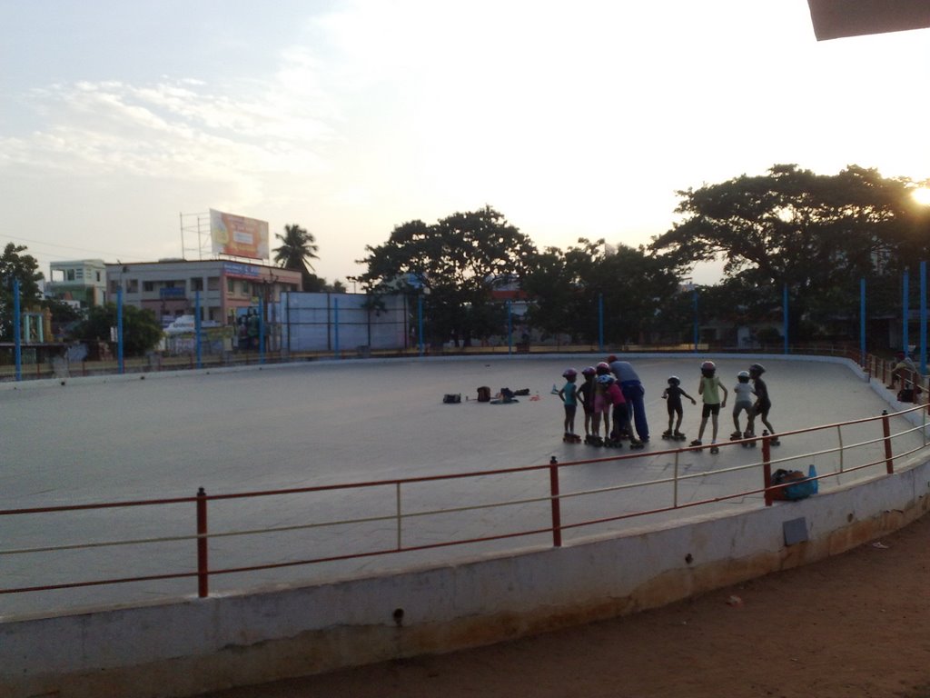 Skatepark ring for skating in premises of Raja tank, Какинада