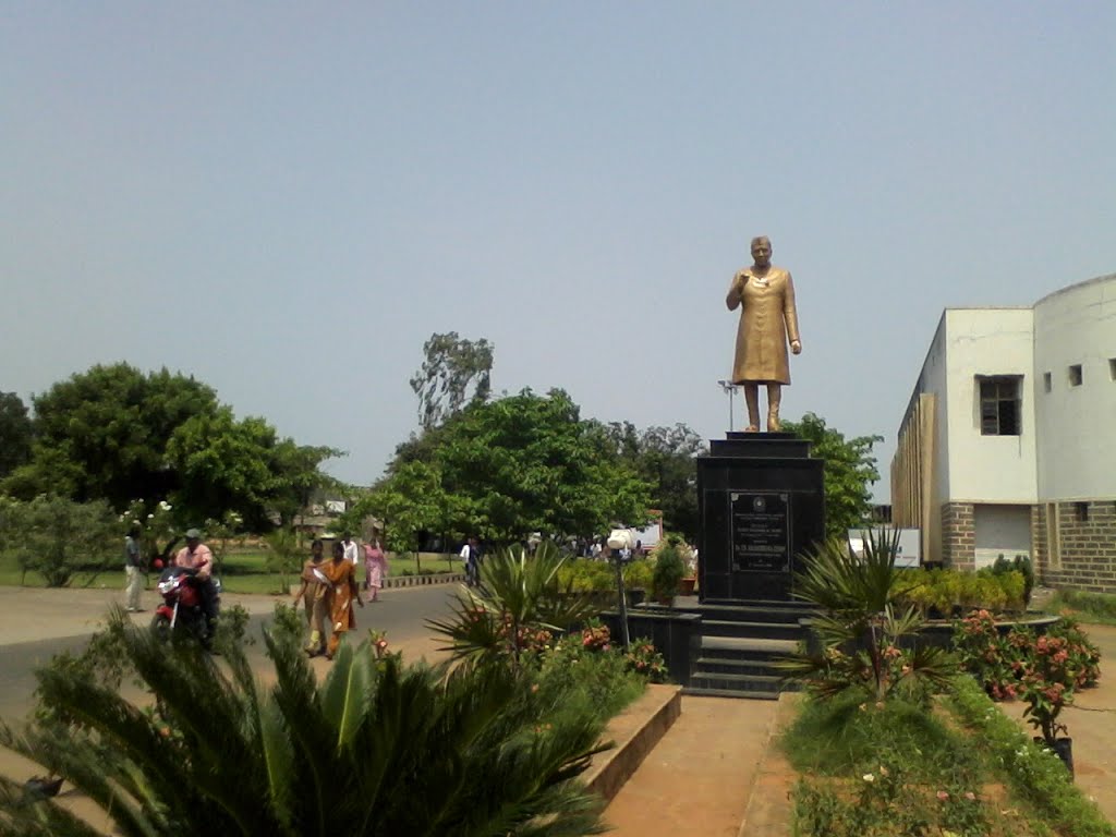 JNTU Statue in Kakinada-(G.John Babu), Какинада