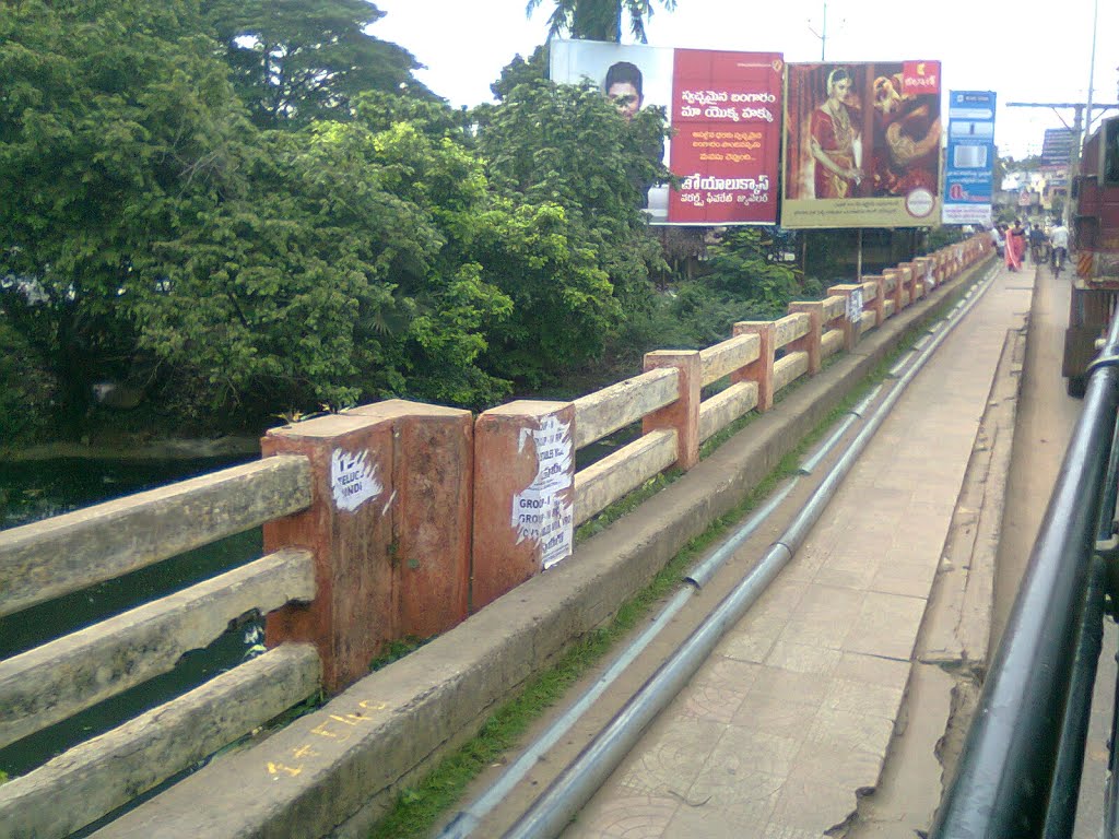 On the Indrapalem bridge at Kakinada (G.John Babu), Какинада