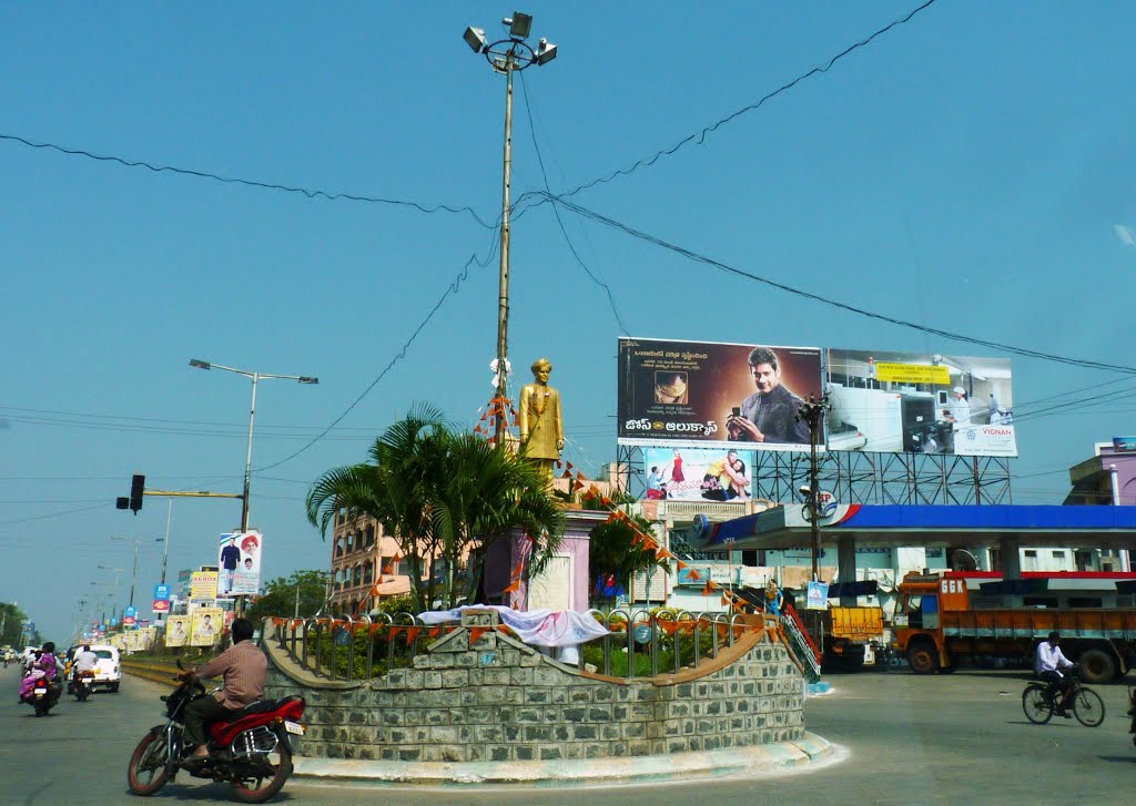 Statue of Sri K. Ramanaiah Naidu at Revathi Center at Machilipatnam, Мачилипатнам