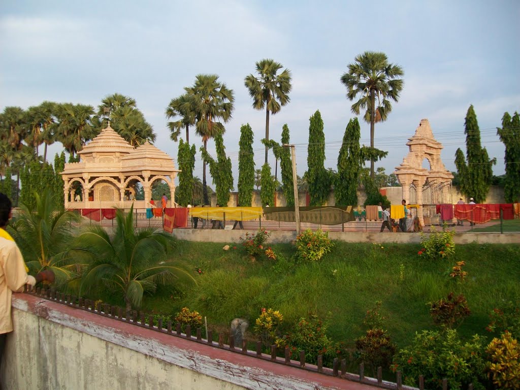View of Maharshi Santsevi Samadhi Sthal from bridge in Ashram, Бхагалпур