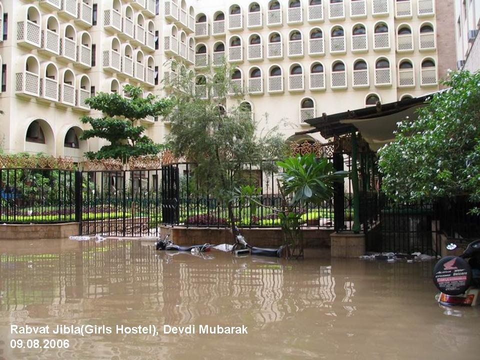 Al-Jamea In Floods of 2006, Сурат
