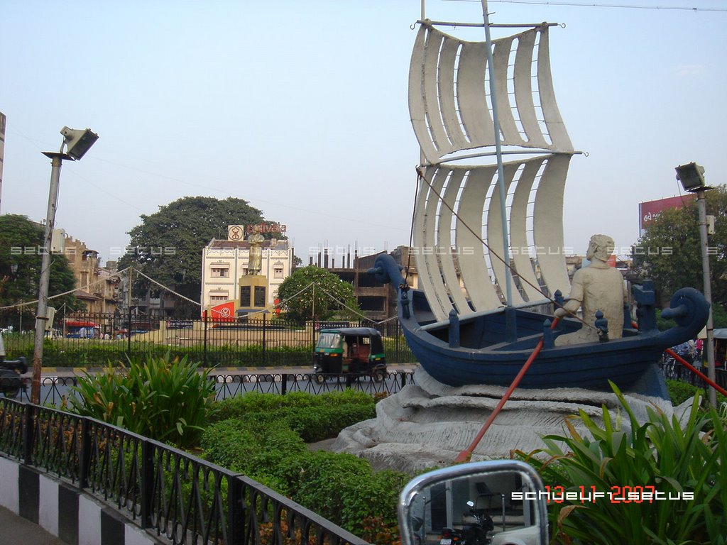 Boat Sculpture - Makkai Pool, Сурат