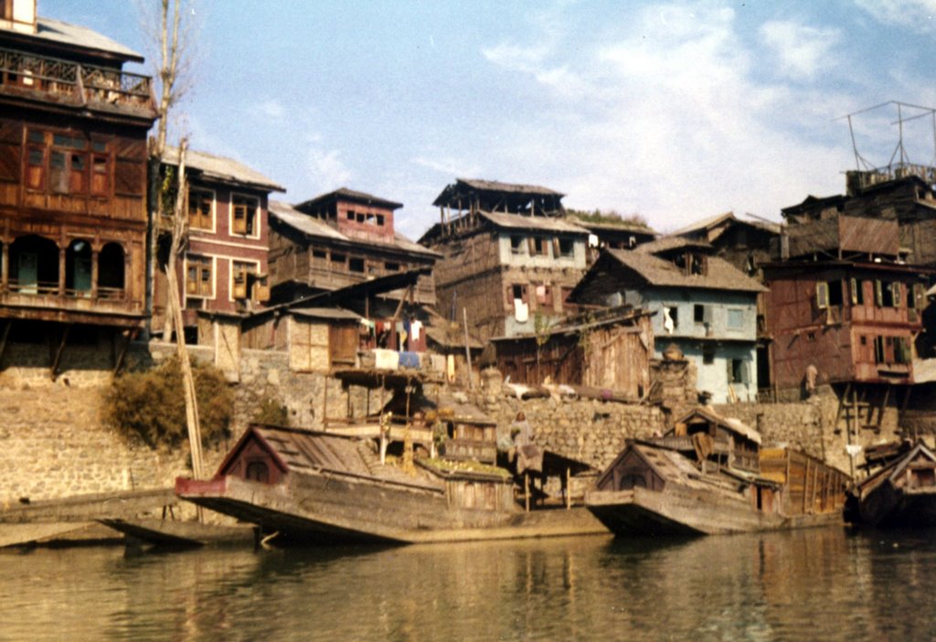 श्रीनगर/سِرېنَگَر  Srinagar houseboat on Jhelum river, 1972, Сринагар