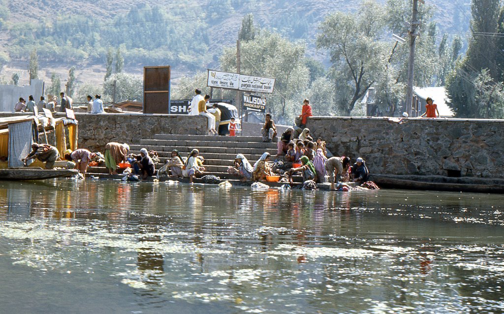 Laundry time Dal lake 1977, Сринагар