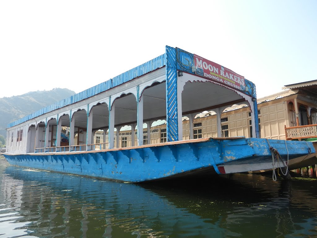 Donga (Functions) Boat on the Dal Lake: Srinagar, Kashmir Valley, Jammu and Kashmir, Сринагар