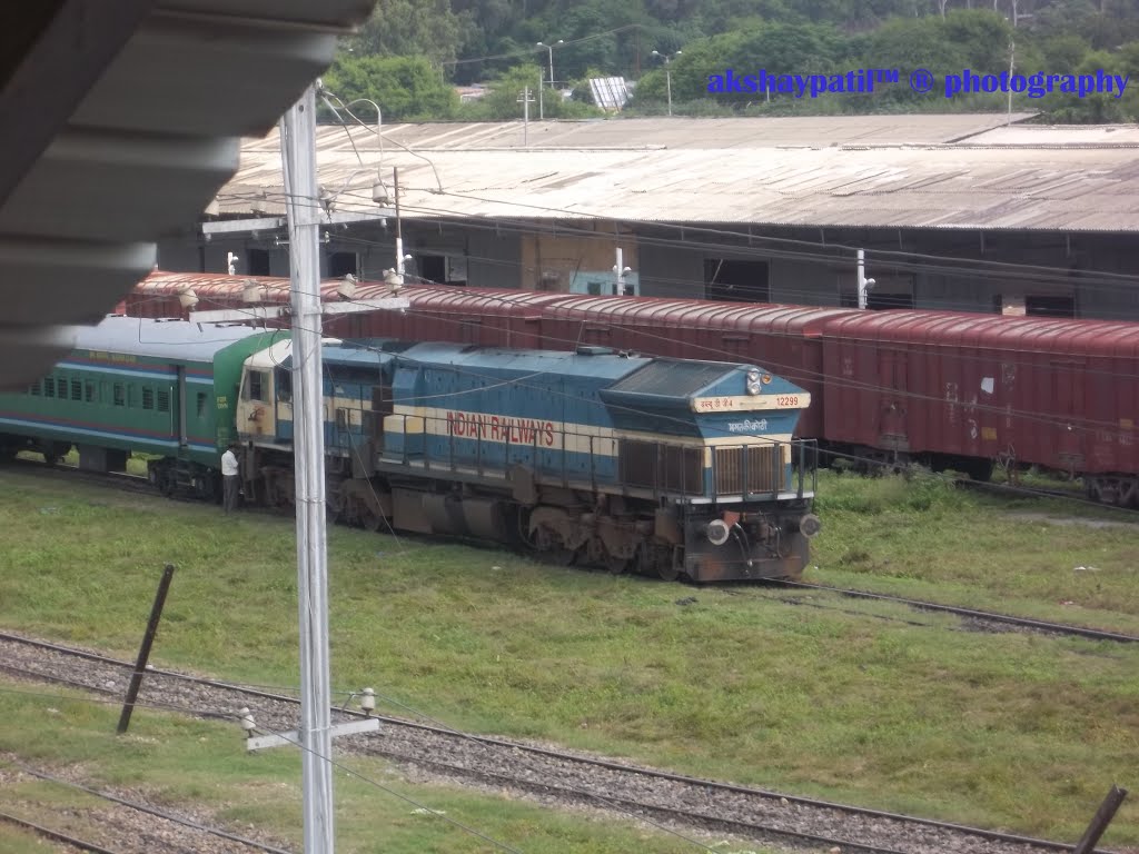 jammu tawi railway station yard wdp4 locomotive, Ямму