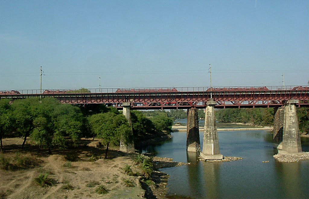 Rail bridge over River Betwa, near Vidisha, Барейлли