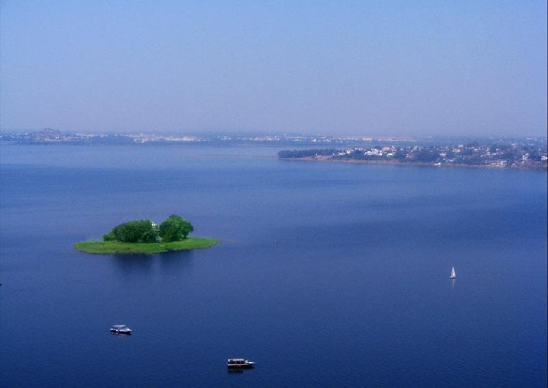 lake with  holy island, Барейлли