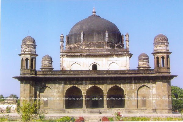 शाह नवाज खाँ का मकबरा (SideView), Бурханпур