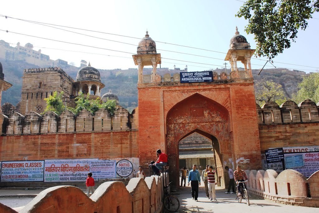 Gate of Gwalior Fort, Гвалиор
