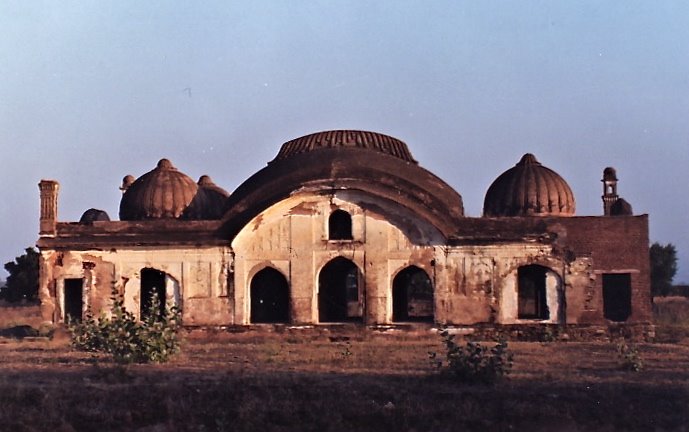 17th century, first tomb of Arjumand Banu before burial in Taj Mahal (Ahukhana), Кхандва