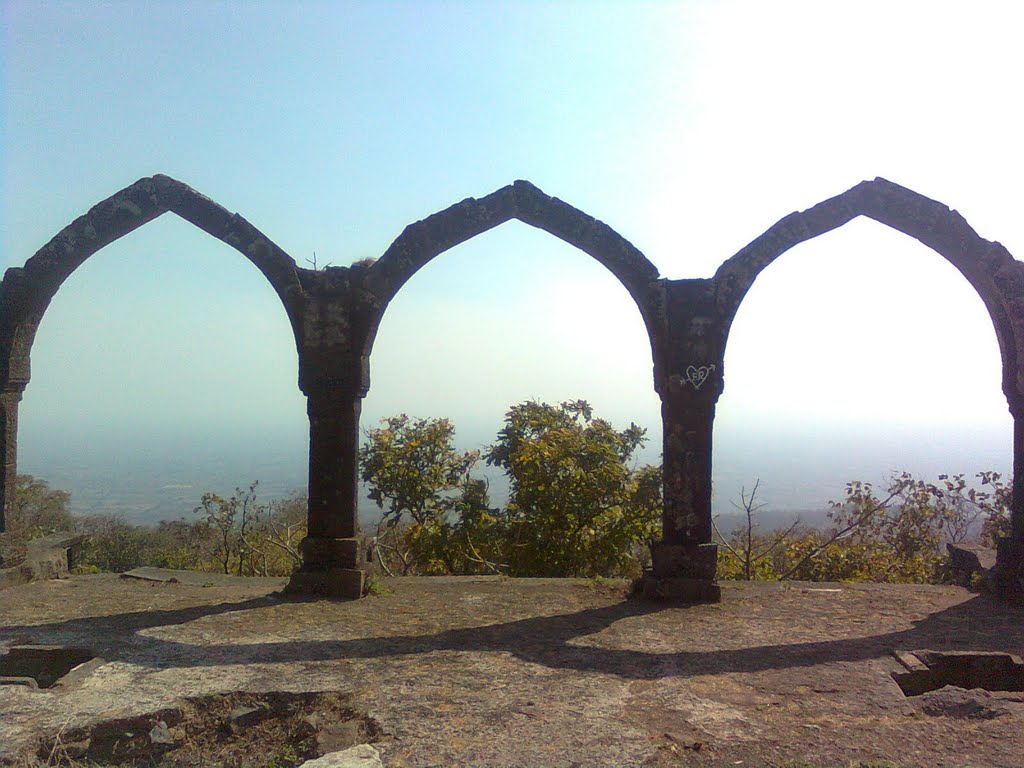 त्रीकमान Tri-Archy at Narnala Fort, Кхандва