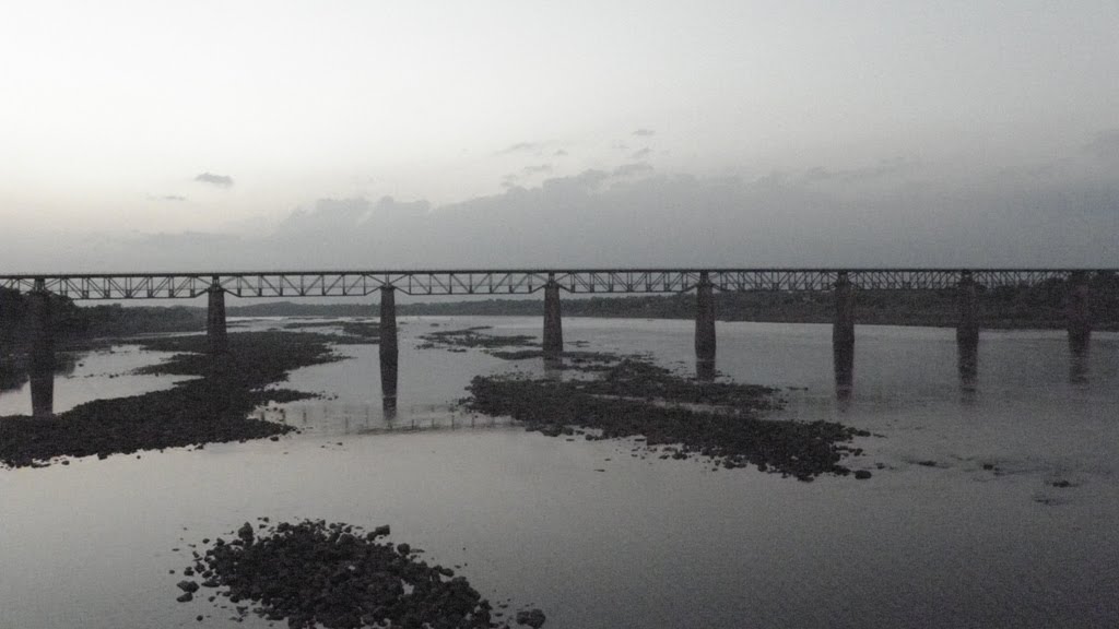 44 Narmada  & the Rail Bridge नर्मदा नदी और रेलवे पुल நர்மதா ஆறு  மற்றும் ரயில் பாலம்  నర్మదా నది & రైలు వంతెనPB190323, Кхандва