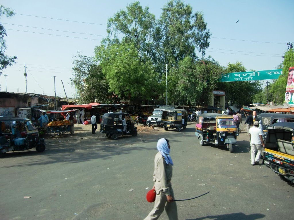 Jhansi, taxi station next to the railway station., Мау