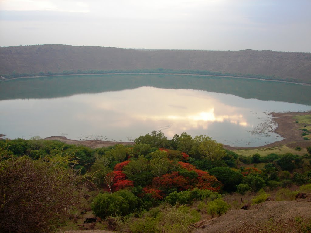 LONAR LAKE.  it is has the only lake in India that is created out of hypervelocity meteorite impact., Амальнер