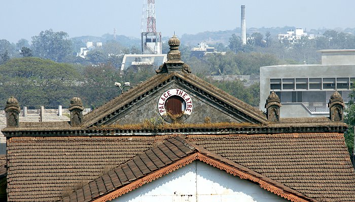 The Royal Palace Theatre : Keshavrao Bhosle Natya Gruh with Shahu mill in background, Колхапур