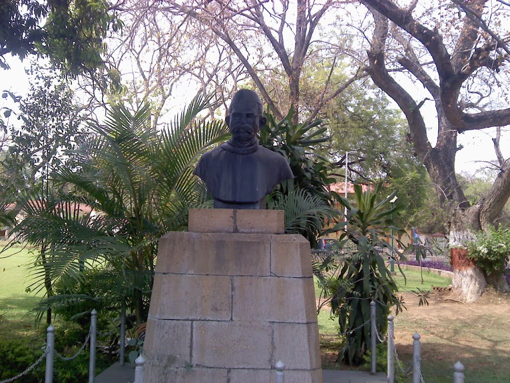 Unknown statue at Ravi Bhavan, Nagpur, Нагпур