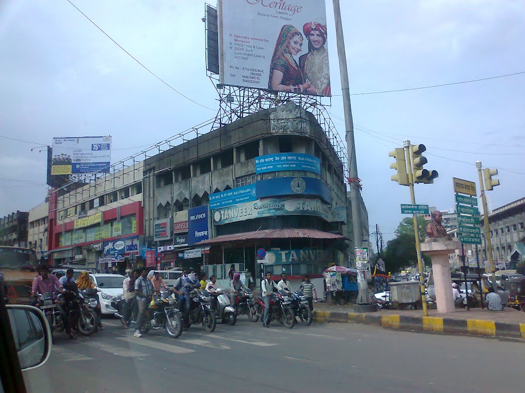 A crossing at Wardha Road, Nagpur, Maharashtra, Нагпур