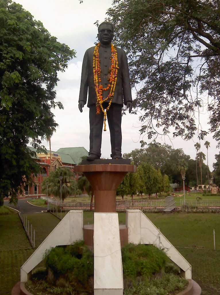 Statue of Vasantrao Naik at Vidhan Bhavan, Nagpur, Нагпур