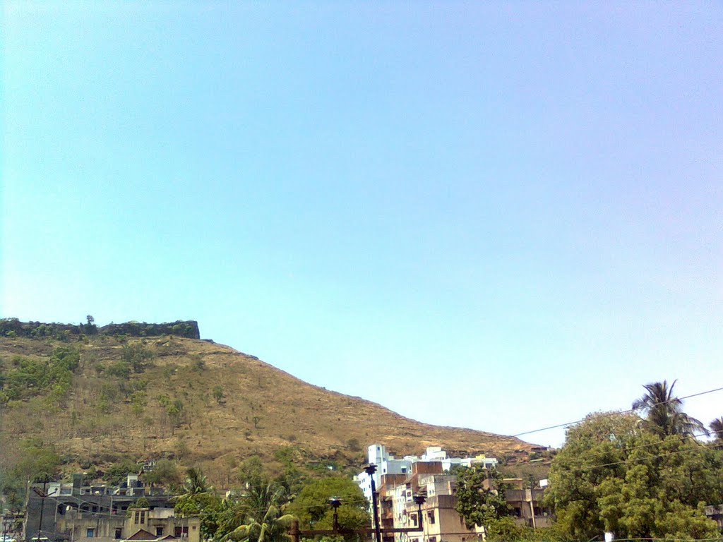 Fort Ajinkyatara from YadoGopal peth. यादो गोपळ पेठेमधून दिसणारा अजिंक्यतारा., Сатара