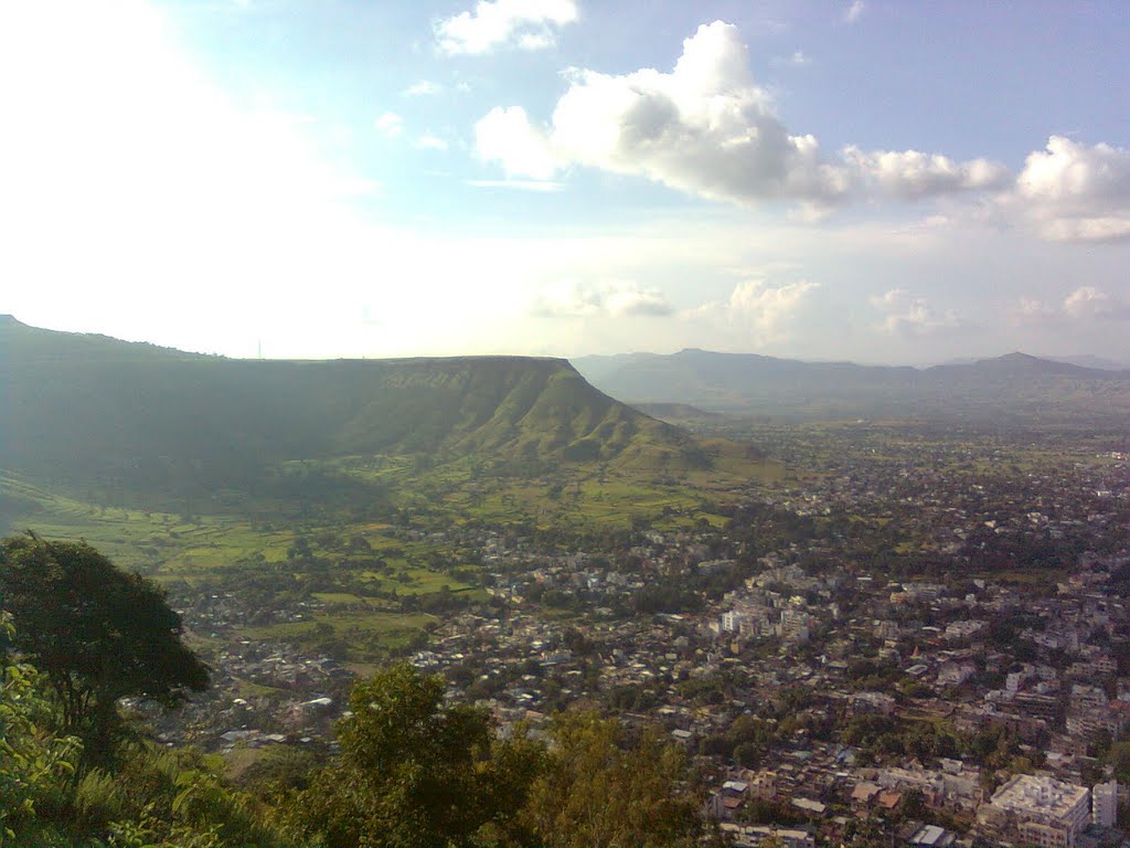 सातारा, यवतेश्वर, मेरुलिंग आणि वैराटगड. View of Hill side end of Satara city. Observe Meruling Hill at second level of hills., Сатара