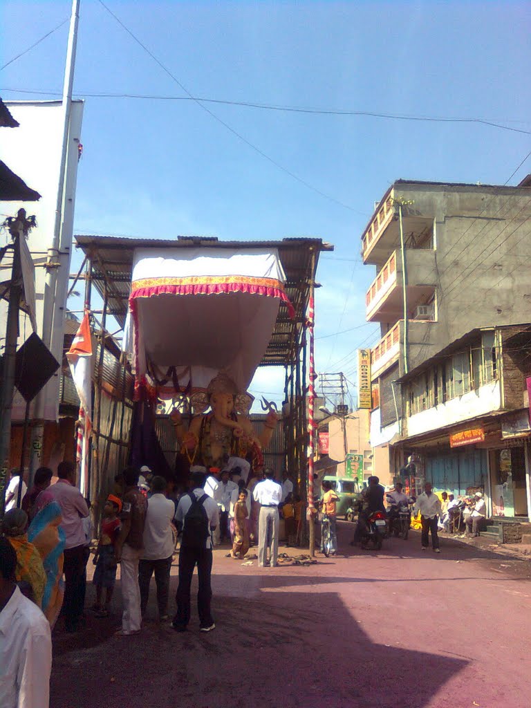 गणेश विसर्जनाच्या दिवशी सम्राट मंडळाचा गणपती. Pink road and Samrat Ganesh (Before "Visarjan" )  at Satara, Сатара
